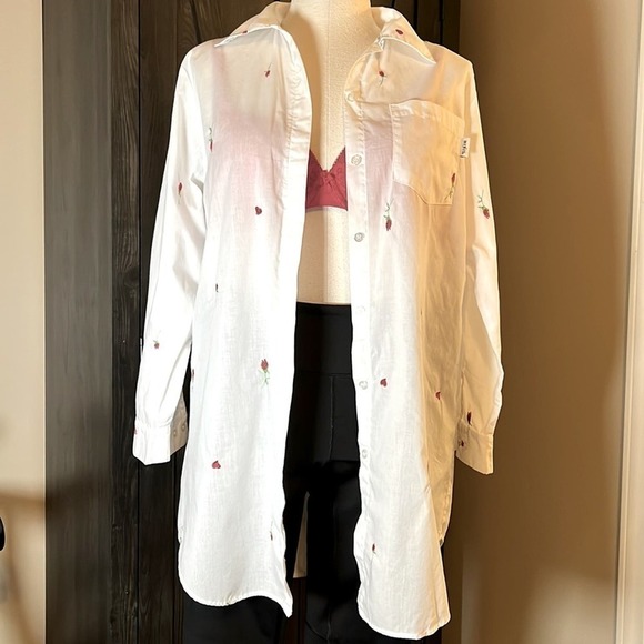 MixIt oversized white button down embroidered red hearts and roses side Medium - Picture 1 of 13